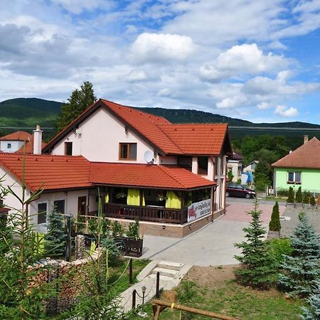 András penzión Krásnohorské Podhradie Exterior foto