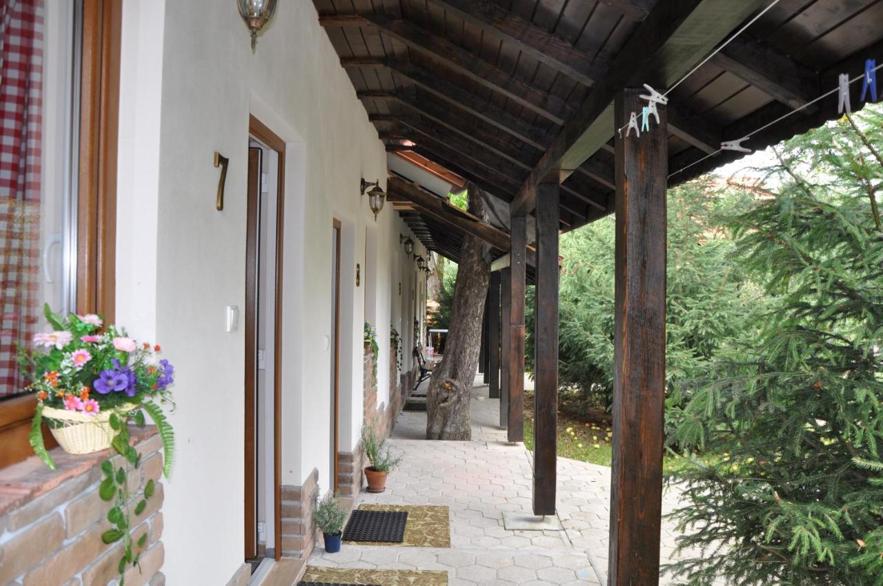 András penzión Krásnohorské Podhradie Exterior foto