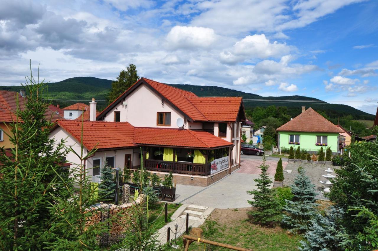 András penzión Krásnohorské Podhradie Exterior foto